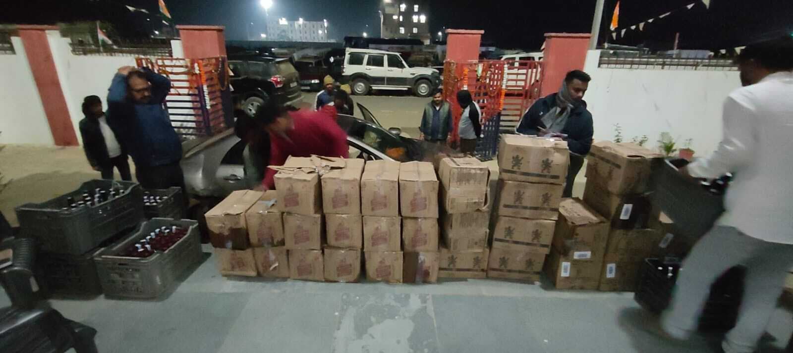 प्रेस लिखी कार समेत दो वाहनों से 67 कार्टन शराब बरामद, दो गिरफ्तार
