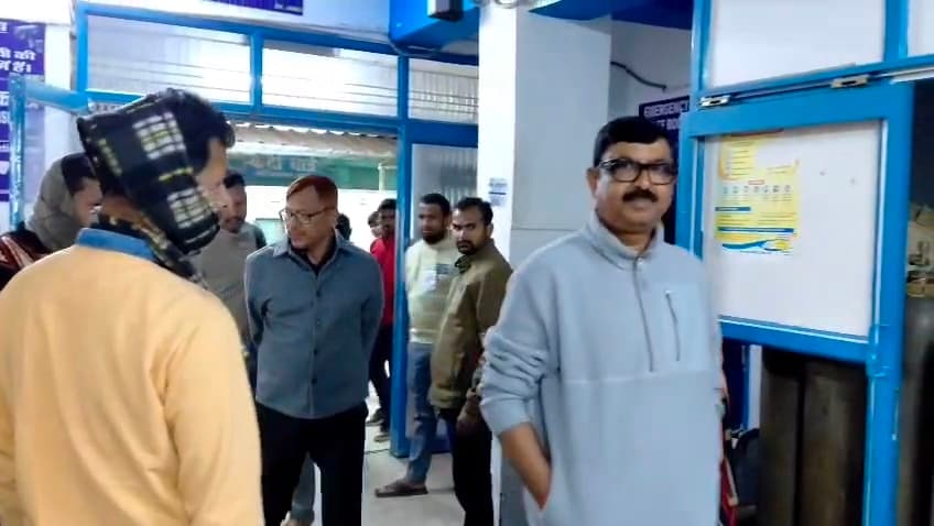 बिना सुरक्षा काफिला के रात में अस्पताल पहुंचे गये डीएम व एसपी