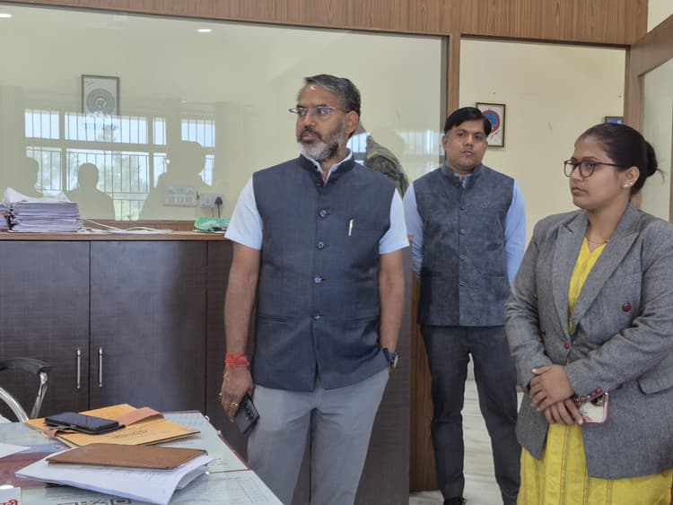 Giridih News :जिला प्रशासन की कार्यप्रणाली अधिक पारदर्शी व जनोन्मुखी बनाने पर जोर