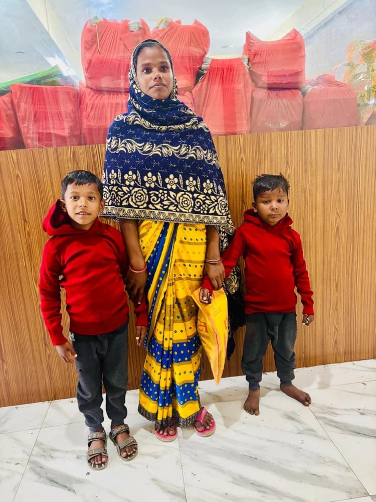 Giridih News :बच्चों को मिला स्पॉन्सरशिप योजना का लाभ