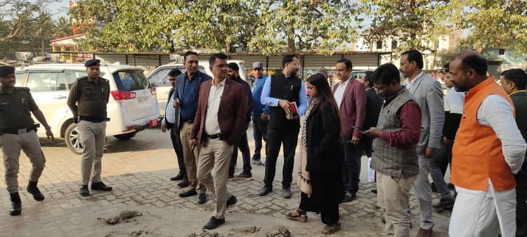 डीएम ने किया कार्यालय का निरीक्षण