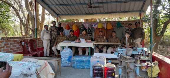 40 किलो गांजा, हजारों बोतल नकली शराब, कार-बाइक समेत सात गिरफ्तार