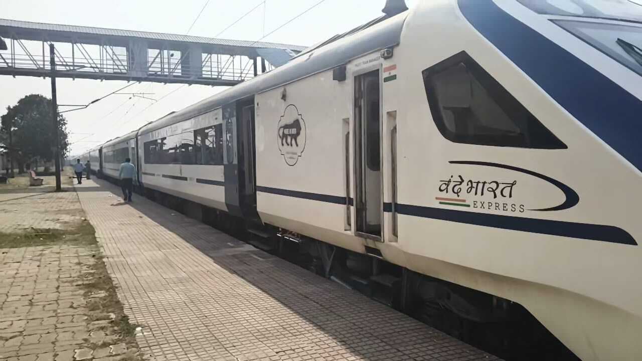 Chaibasa News : वंदे भारत के पहिये से उठी चिंगारी व धुआं, लोको पायलट ने रोकी ट्रेन