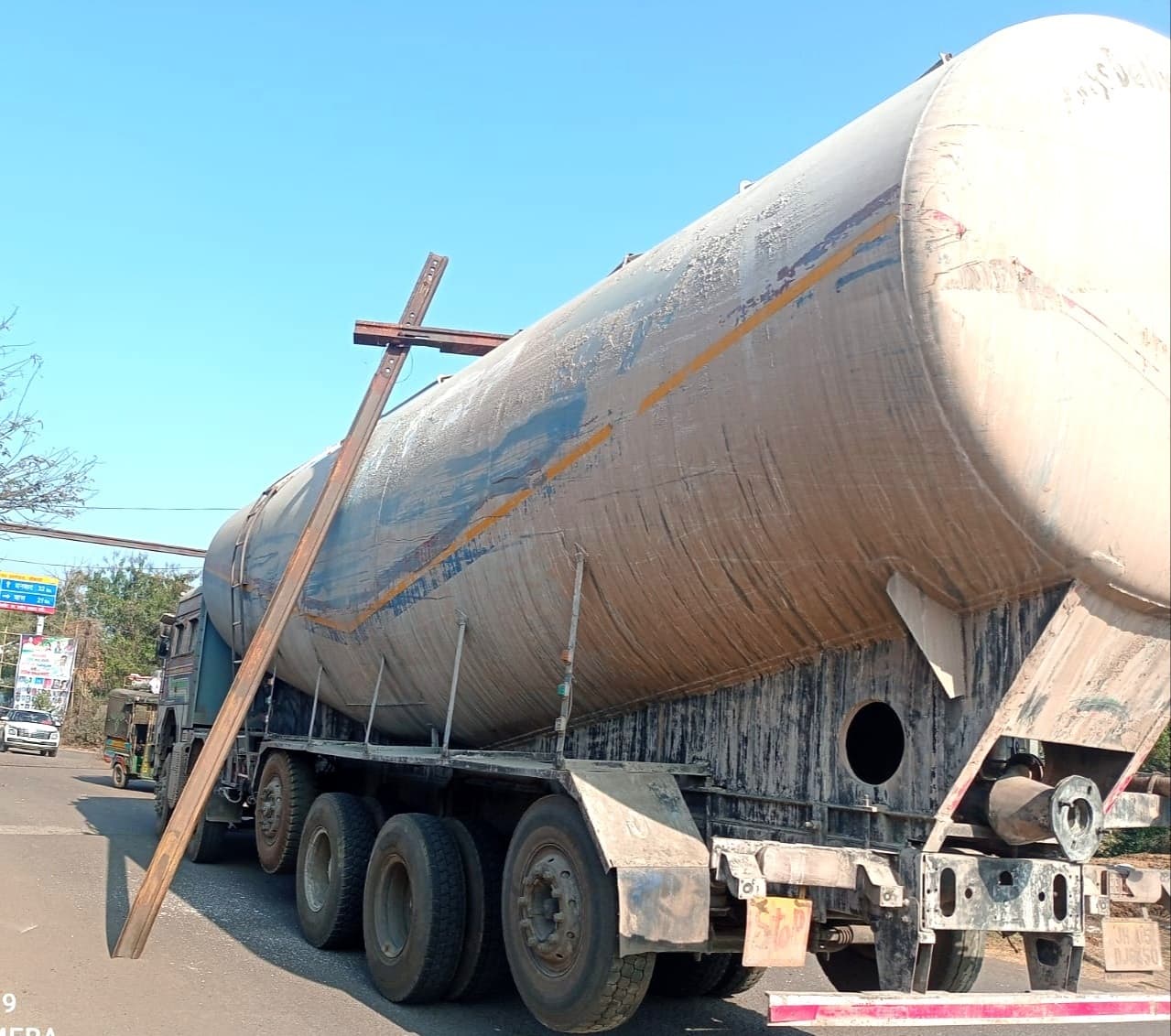 Bokaro News : बल्कर वाहन में फंस कर रेलवे क्रॉसिंग का बैरियर टूटा