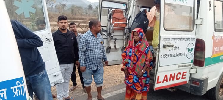 East Singhbhum News : पटमदा में 108 एंबुलेंस की बीच रास्ते में तेल खत्म, मरीज की हालत बिगड़ी