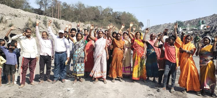 Bokaro News : विस्थापितों ने बंद हाइवाल आउटसोर्सिंग माइंस में किया विरोध प्रदर्शन