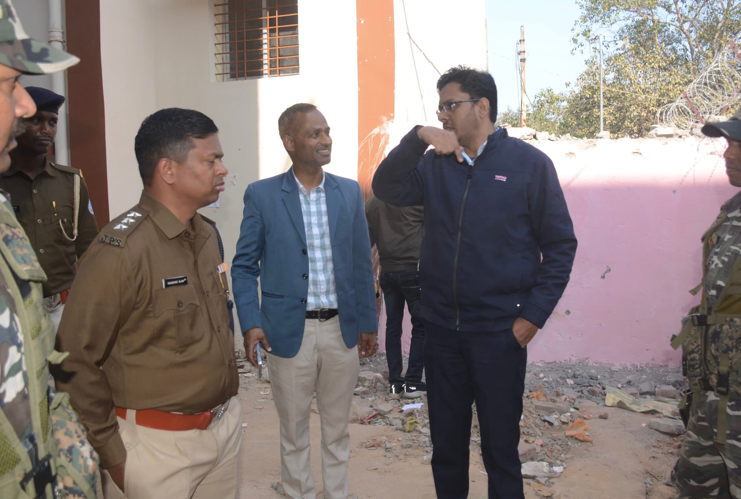 Dhanbad News: पंचकर्म भवन रास्ता विवाद फिर भड़का, अधिवक्ता व स्वास्थ्यकर्मी आमने-सामने