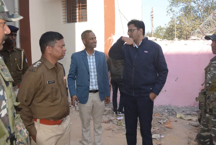 Dhanbad News: पंचकर्म भवन रास्ता विवाद फिर भड़का, अधिवक्ता व स्वास्थ्यकर्मी आमने-सामने