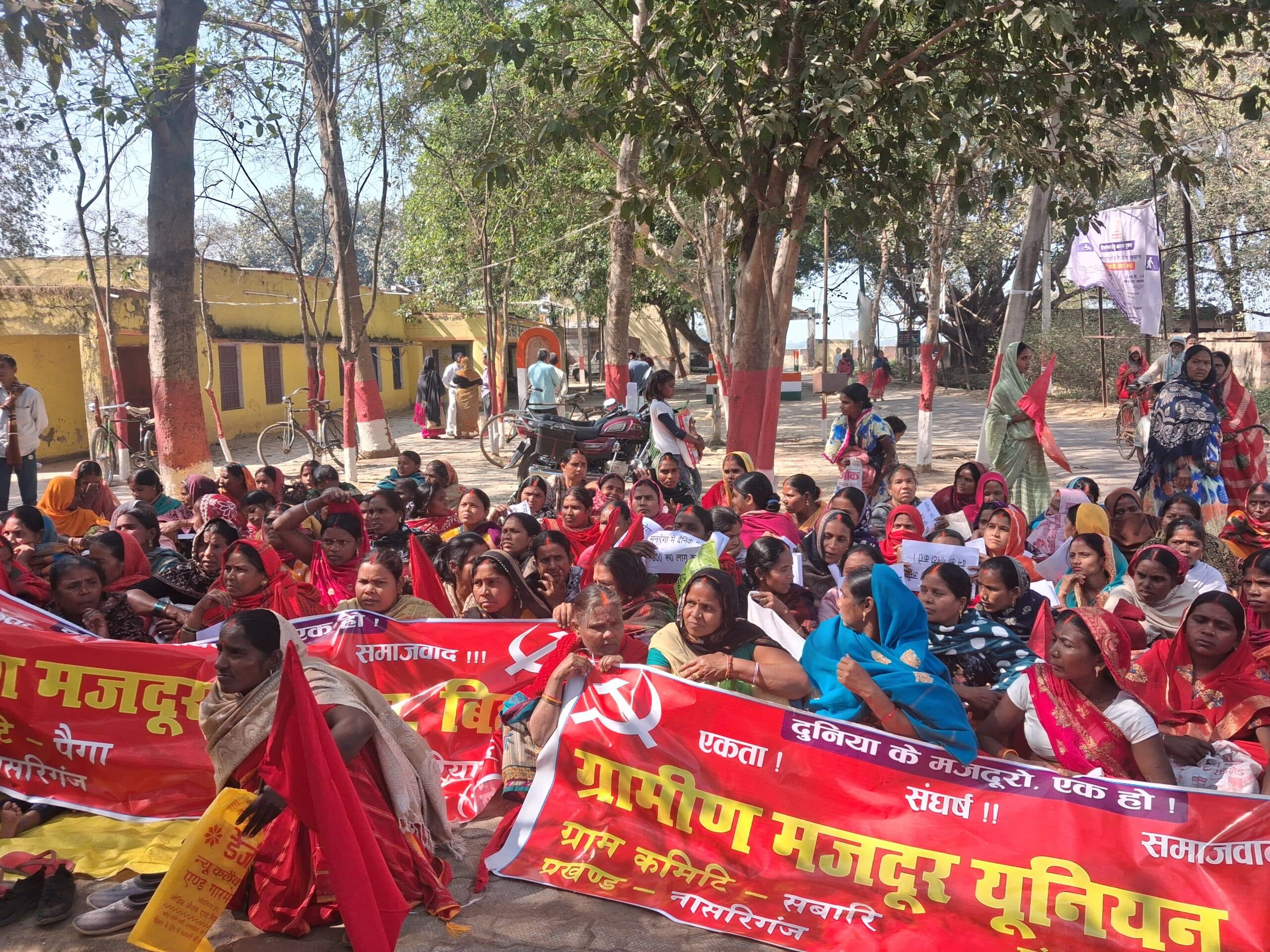 छह सूत्री मांगों को लेकर ग्रामीण मजदूर यूनियन का धरना