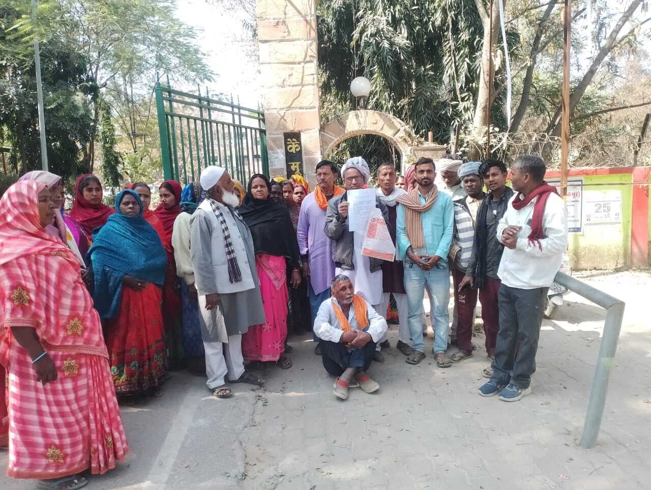 अखलासपुर की नयी बस्ती सेमरिया में नहीं बनी पक्की सड़क