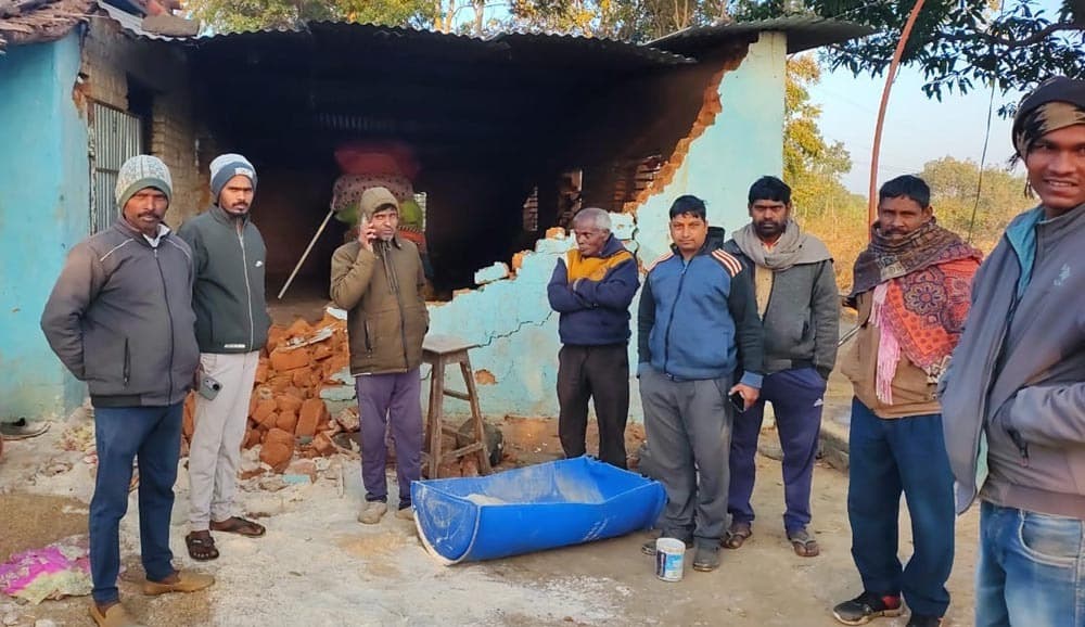 हाथी ने कई घरों को किया क्षतिग्रस्त, एक मवेशी को मार डाला