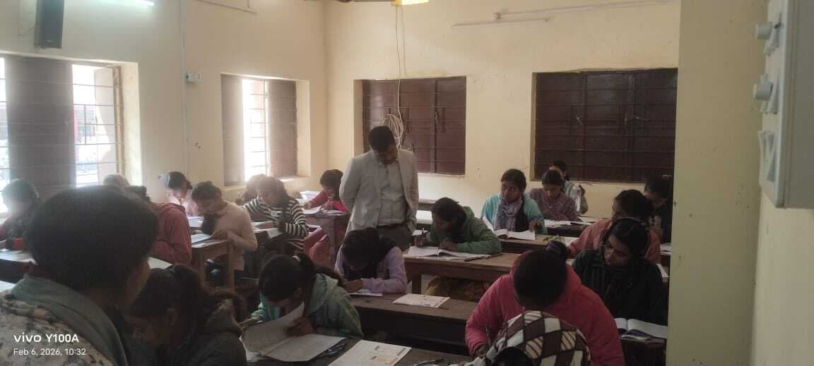 इंटरमीडिएट परीक्षा केंद्र का डीएम ने किया औचक निरीक्षण