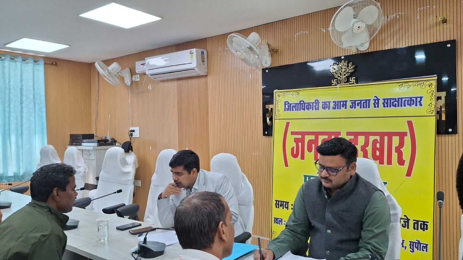 जिला जनता दरबार में 63 आवेदनों की हुई सुनवाई