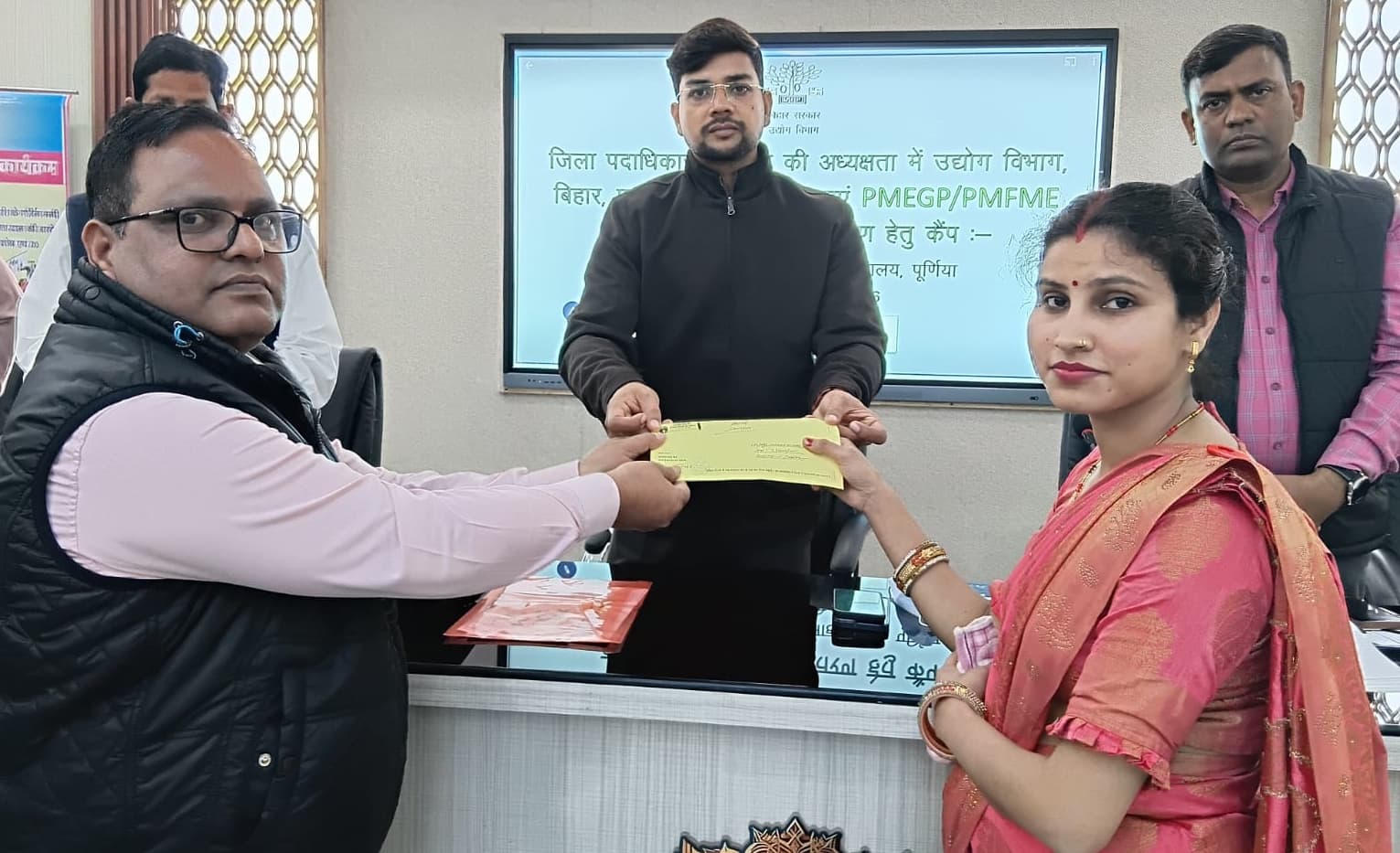 ऋण राशि का करें सदुपयोग, अधिकाधिक लोगों को दें रोजगार : डीएम