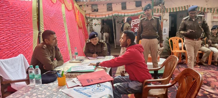 जनता दरबार में एसपी ने लोगों की शिकायत सुन दिलाया भरोसा