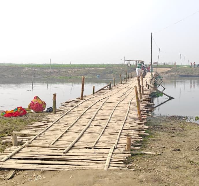 नंदनिया में 50 हजार रुपये में ग्रामीणों ने बनाया 100 मीटर लंबा चचरी पुल