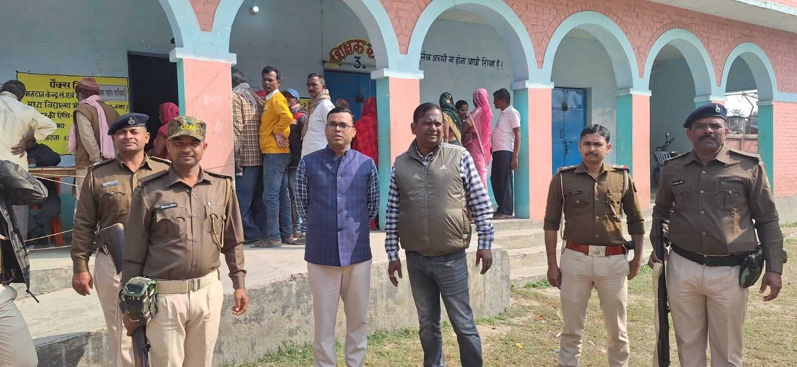 मतदान केंद्रों का बीडीओ ने लिया जायजा