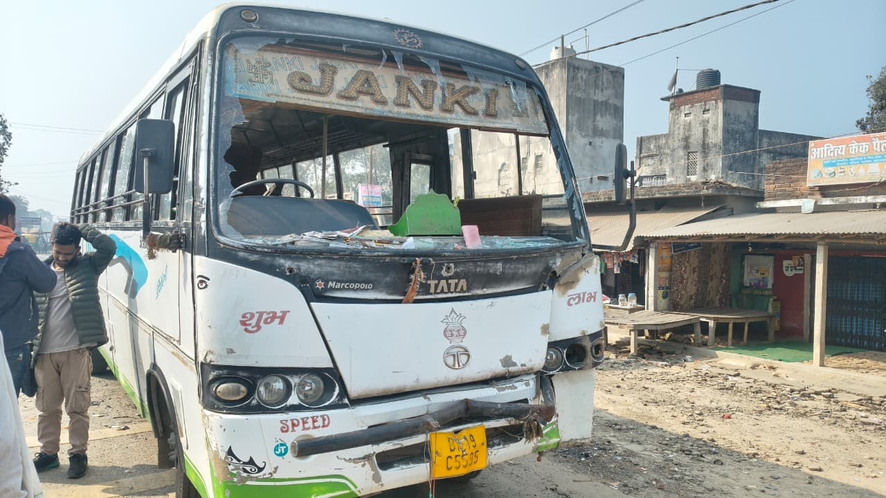 आमने-सामने टकरायी दो बस, मची अफरा-तफरी