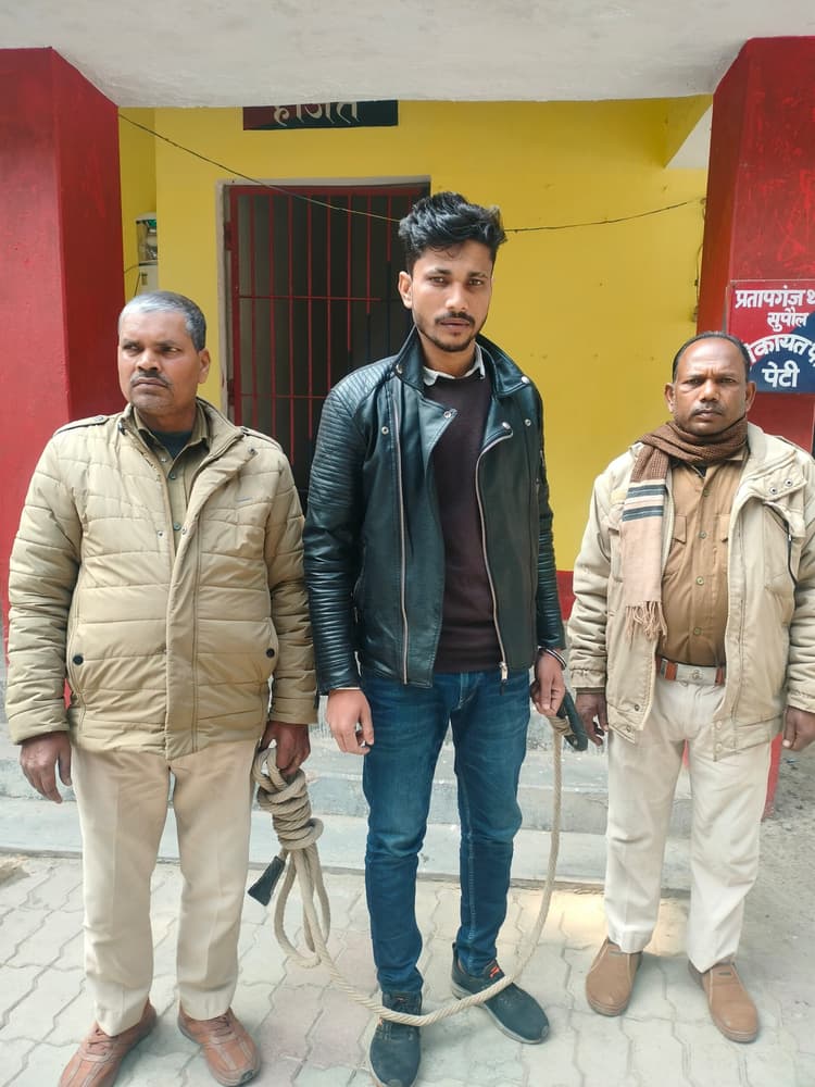 परीक्षार्थियों से छेड़खानी के आरोप में युवक गिरफ्तार, दूसरा फरार