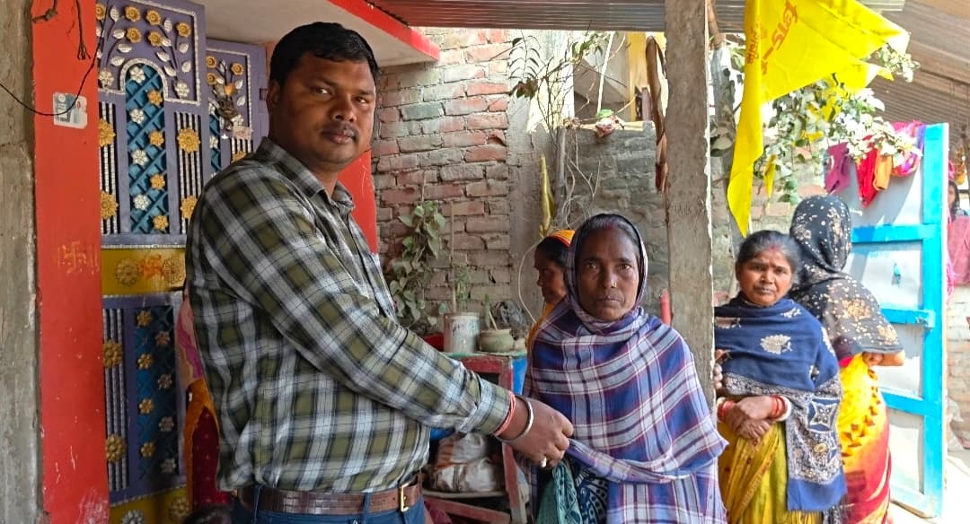 दिव्यांग की मौत पर परिजनों को दी आर्थिक मदद