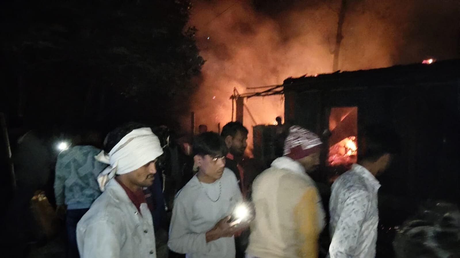 दो अलग-अलग जगहों पर आग से 11 घर जले