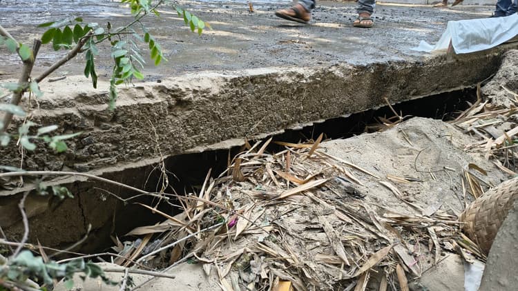 सड़क निर्माण में अनियमितता का आरोप, ग्रामीणों ने काम बंद कराया