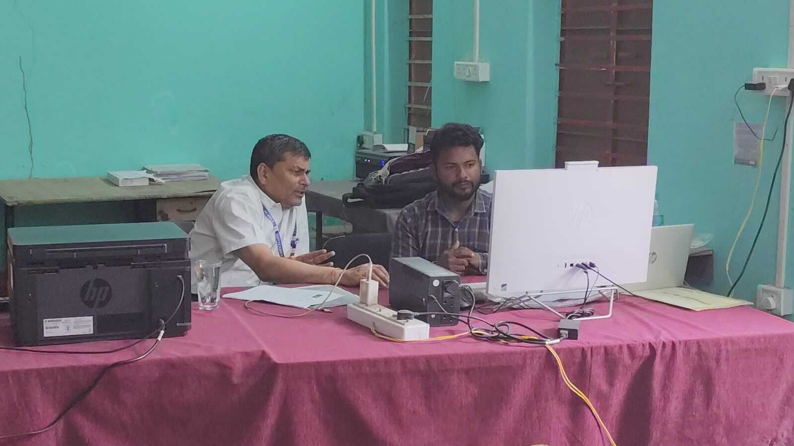 शिक्षक पहुंचे विलंब होगी कार्रवाई: डीईओ