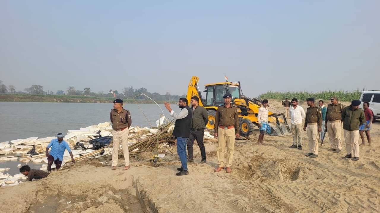 अवैध खनन पर प्रशासन का चला डंडा, कई नावों को किया गया नष्ट
