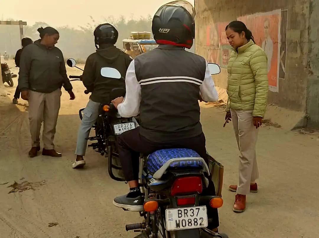 यातायात नियमों से वाहन चालकों को जागरूक करते पुलिस पदाधिकारी