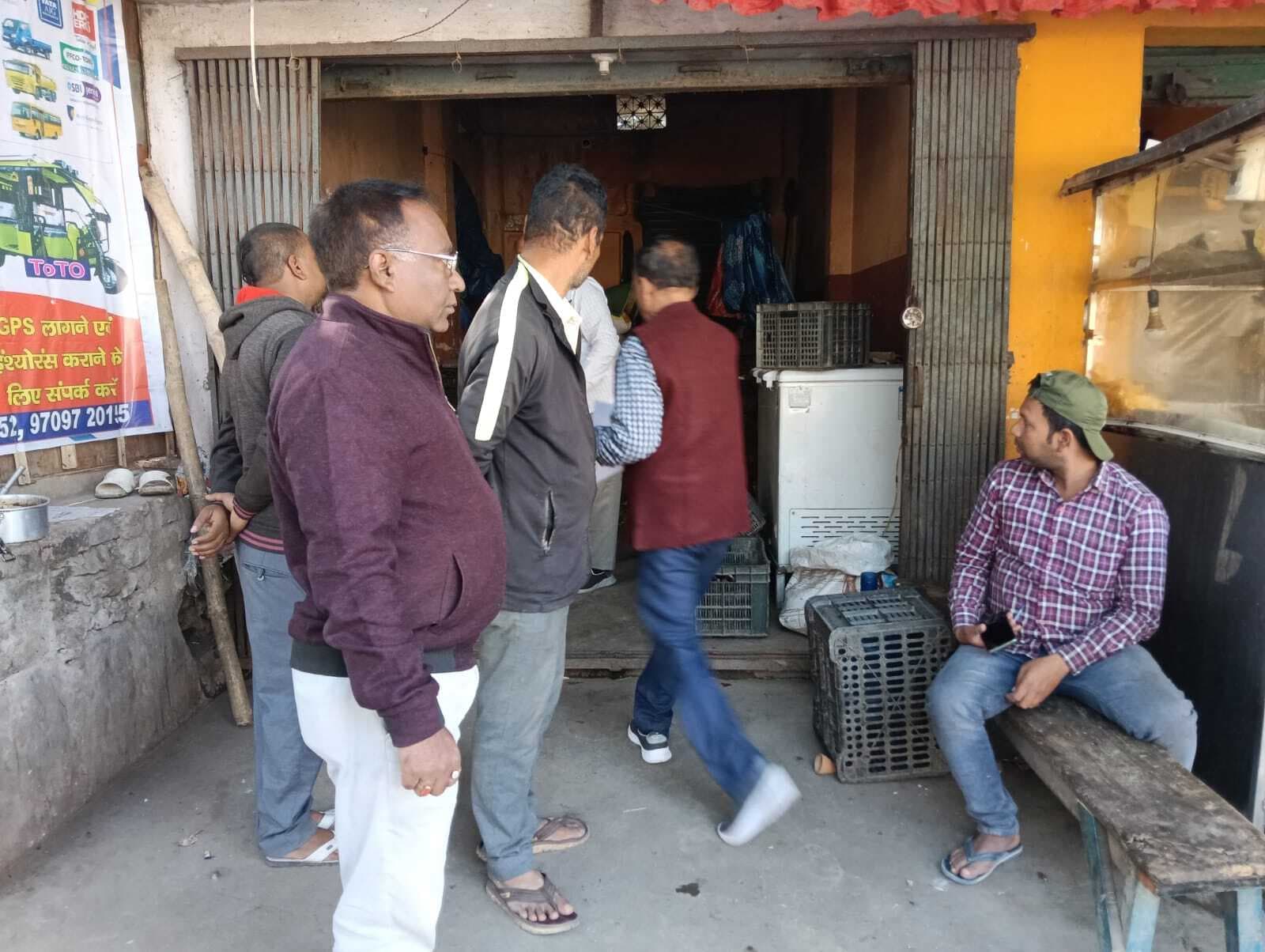 दूसरे दिन भी स्थाई और अस्थाई अतिक्रमणकारियों को निगम ने थमाया नोटिस