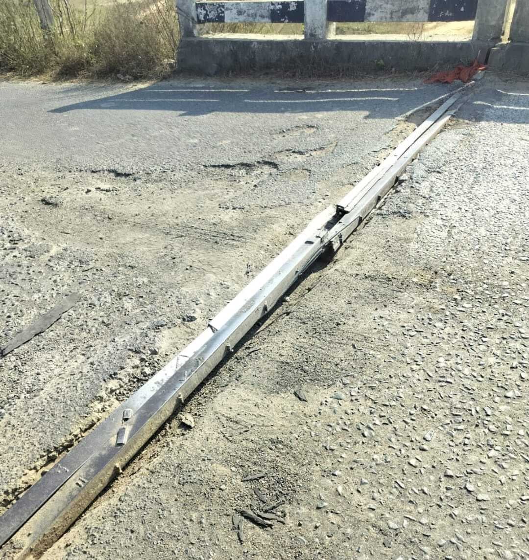 बदुआ नदी पुल का ज्वाइंट संपर्क टूटा, जोखिम भरा आवागमन