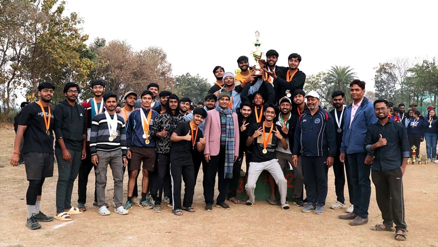 Deoghar news : वॉलीबॉल व शतरंज में थर्ड इयर के स्टूडेंट्स बने चैंपियन, निदेशक ने किया पुरस्कृत