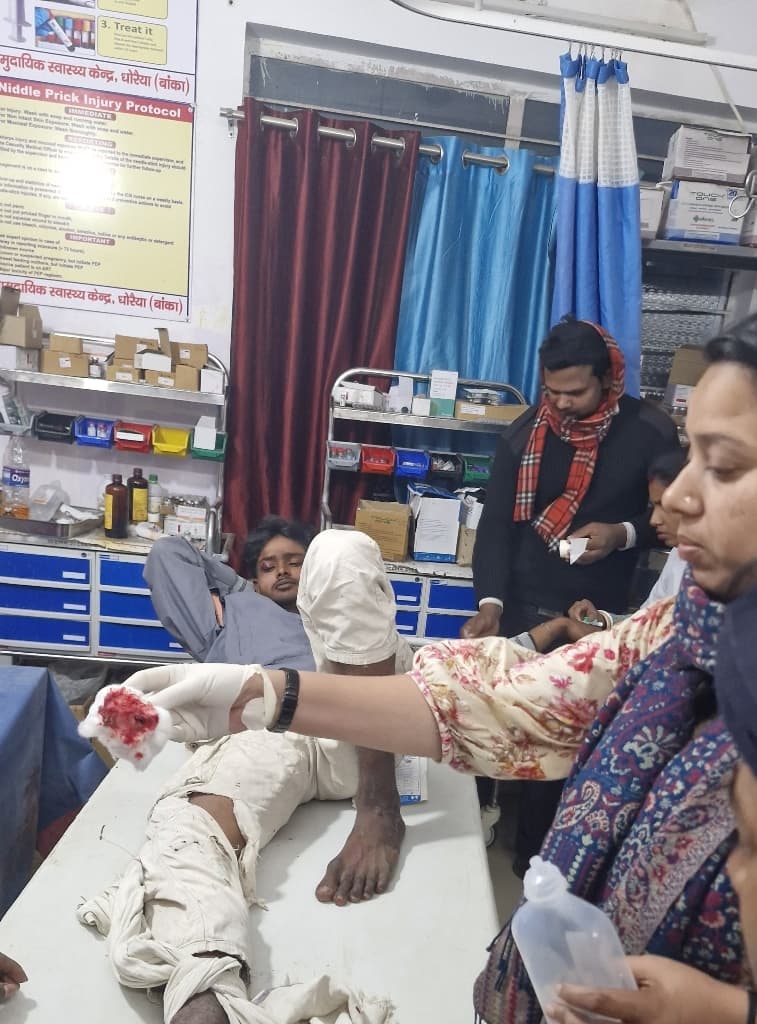 इंटर की परीक्षा देकर लौट रहे तीन छात्र सड़क हादसे में घायल