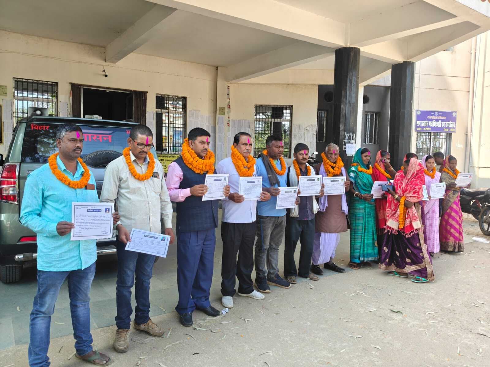 मनियां पैक्स से गोपाल यादव हुए निर्विरोध निर्वाचित, मना जश्न