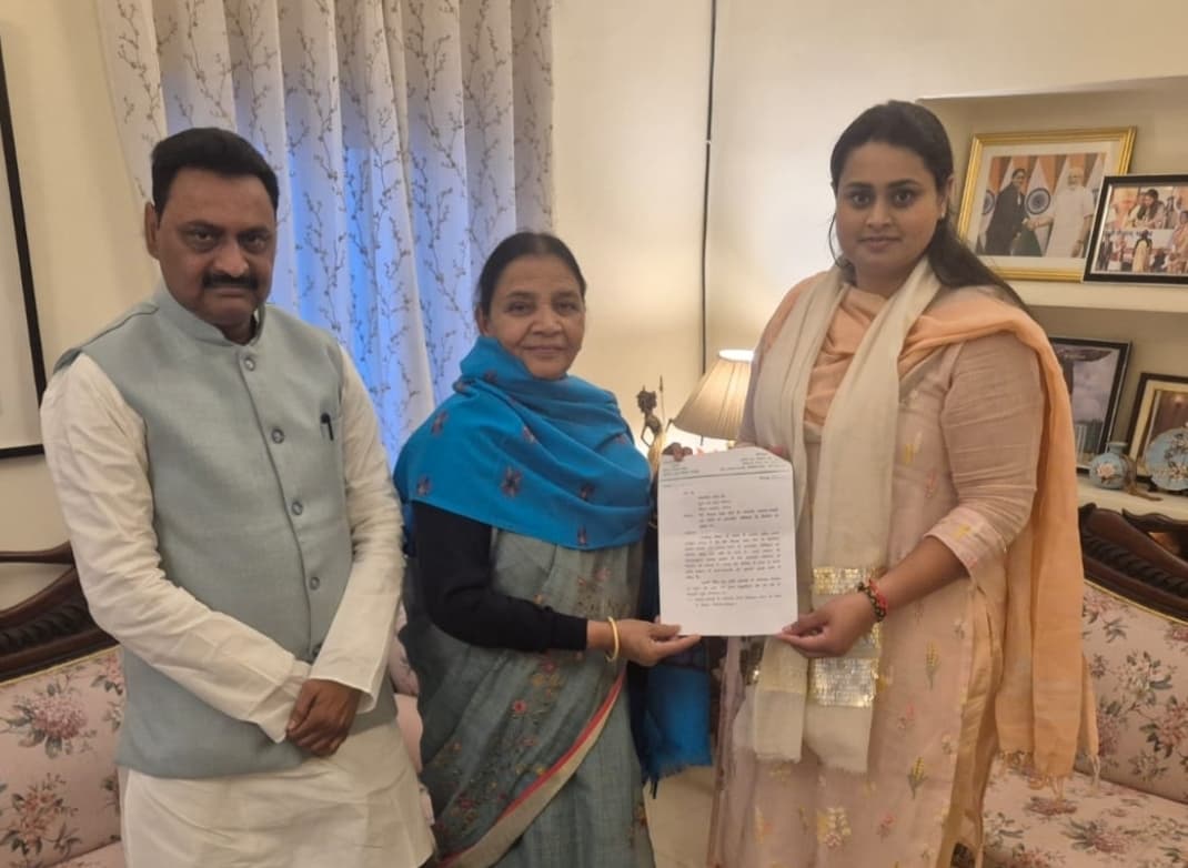 स्टेडियम के लिए विधायक ने खेल मंत्री से की मांग, सौंपा पत्र