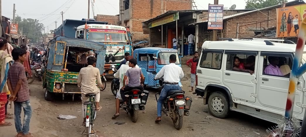 हाट बाजार के दिन भगैया चौक पर घंटों जाम, राहगीरों और वाहन चालकों में हाहाकार