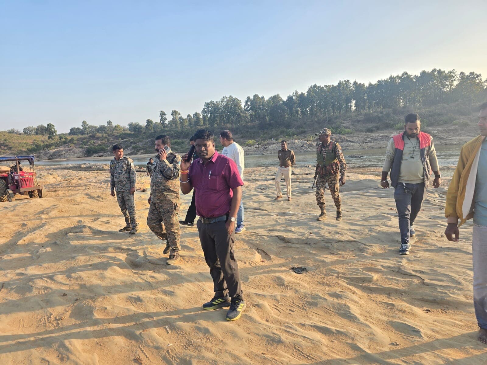 Giridih News :आठ बालू लदे ट्रैक्टर जब्त, ट्रैक्टर मालिकों पर प्राथमिकी दर्ज