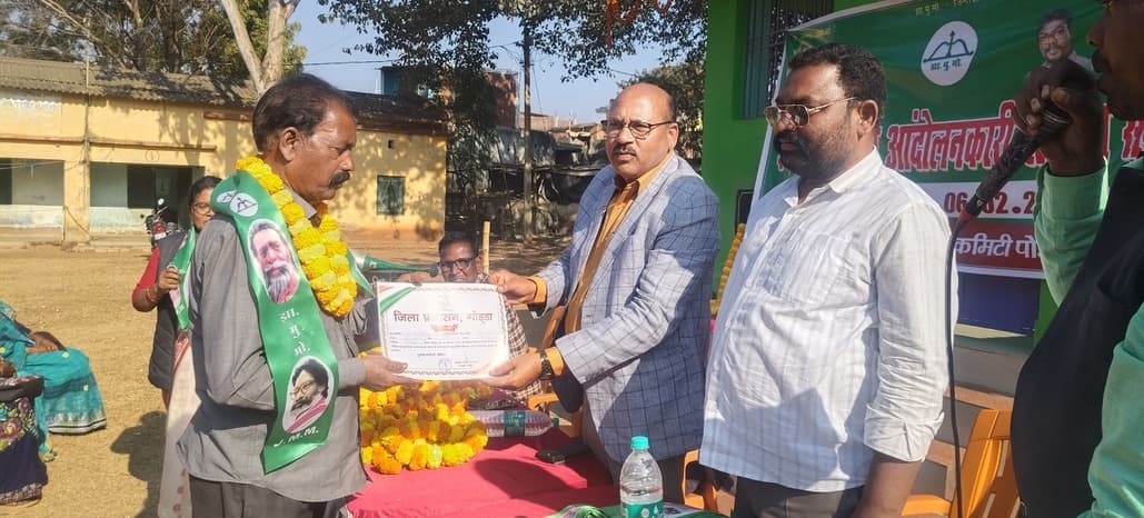 पोड़ैयाहाट में झारखंड आंदोलनकारियों के बीच प्रमाण पत्र वितरित