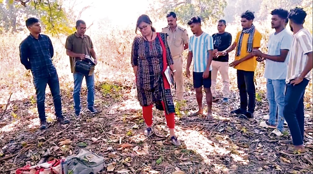 Rourkela News: घर से लापता नाबालिग जंगल में बेसुध मिली, परिजनों ने अस्पतालों में आइसीयू बेड नहीं मिलने से मौत का लगाया आरोप