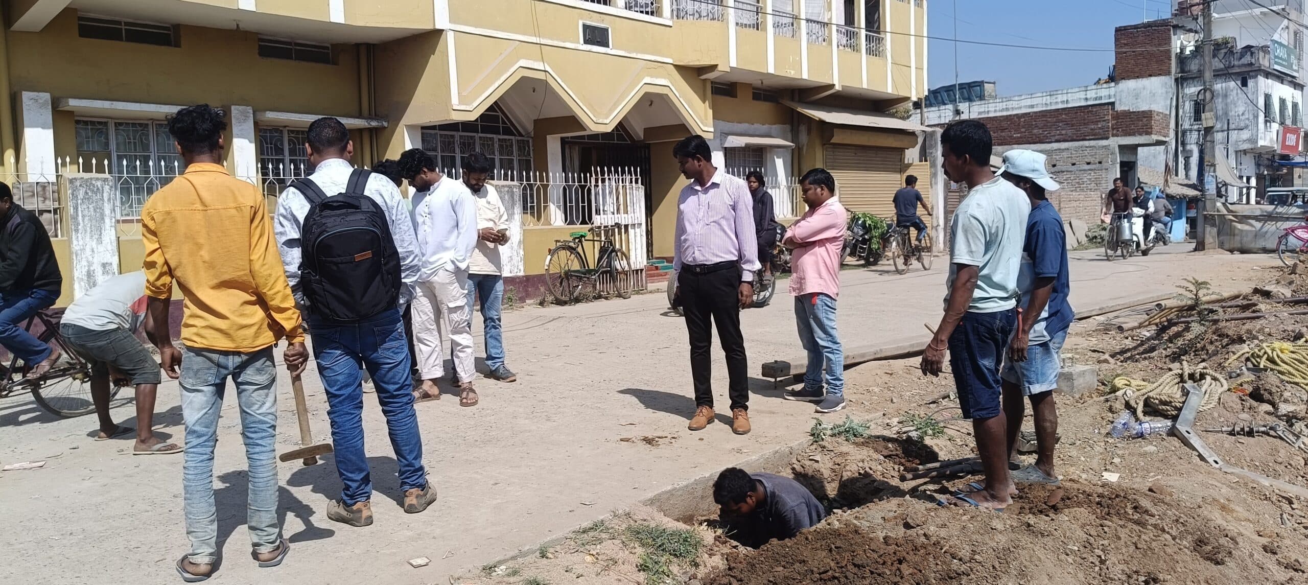 Chaibasa News :  वाहन के धक्के से बिजली पोल टूटा, रातभर वार्ड 5 व 6 में ब्लैकआउट