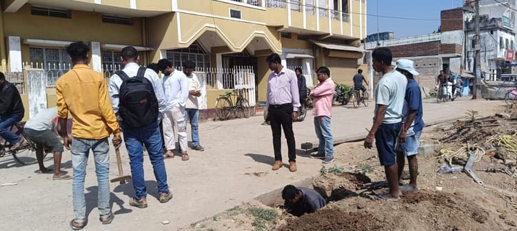 Chaibasa News :  वाहन के धक्के से बिजली पोल टूटा, रातभर वार्ड 5 व 6 में ब्लैकआउट