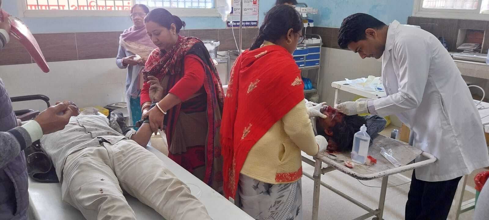 अनियंत्रित कार ने बाइक को मारी टक्कर, दो युवक घायल