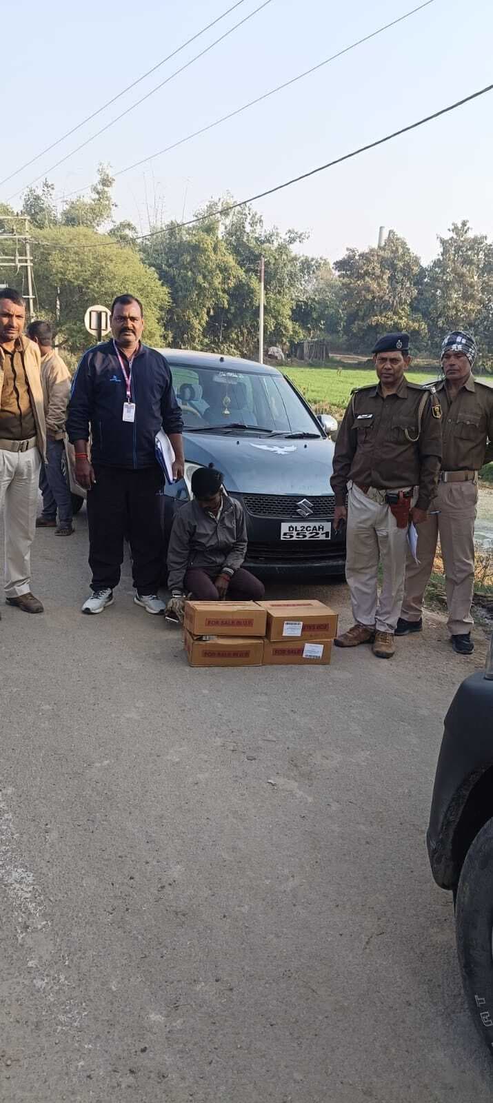 कार से 36 लीटर शराब के साथ तस्कर गिरफ्तार