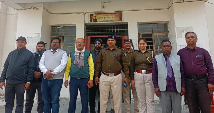 डाॅ भीमराम आंबेडकर आवासीय विद्यालय के छात्रों को थानाध्यक्ष ने पढ़ाया अनुशासन का पाठ