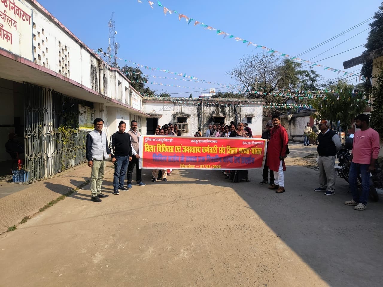 22 सूत्री मांगों को लेकर स्वास्थ्य कर्मियों ने किया धरना प्रदर्शन