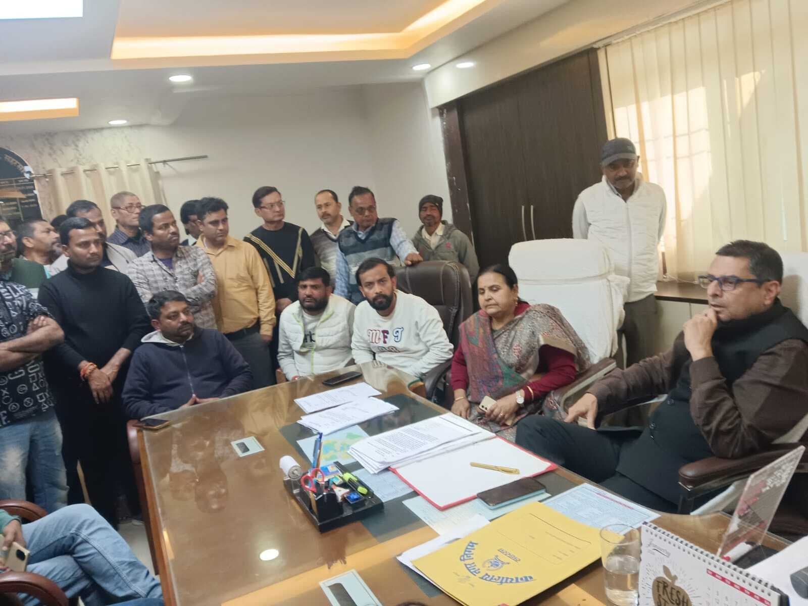 जिला परिषद भूखंड पर दुकान चला रहे दुकानदारों ने नगर आयुक्त को सौंपा ज्ञापन