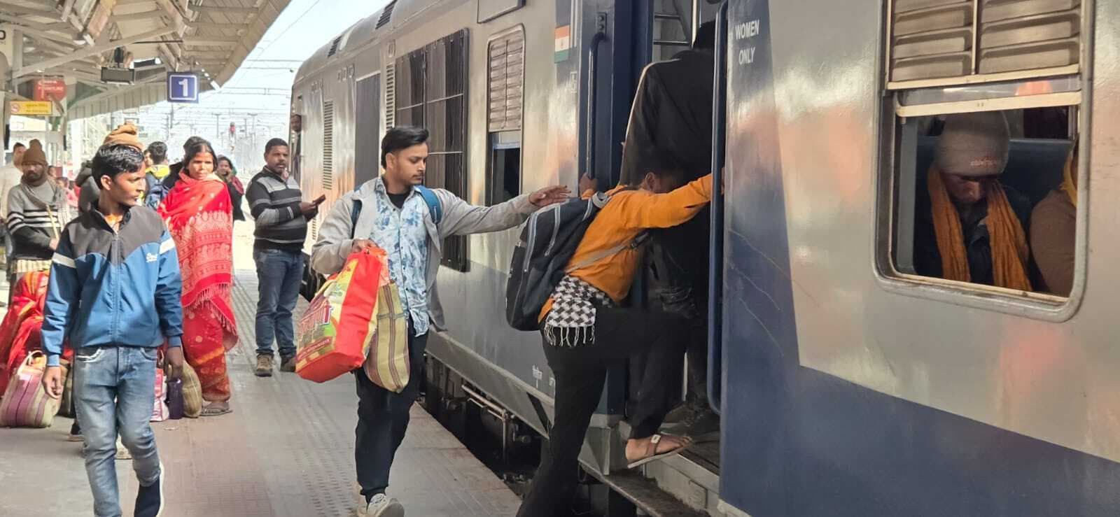 चलती ट्रेन से चढ़ना-उतरना हो सकता है जानलेवा, हो सकती है बड़ी दुर्घटना, रहे सतर्क व सुरक्षित