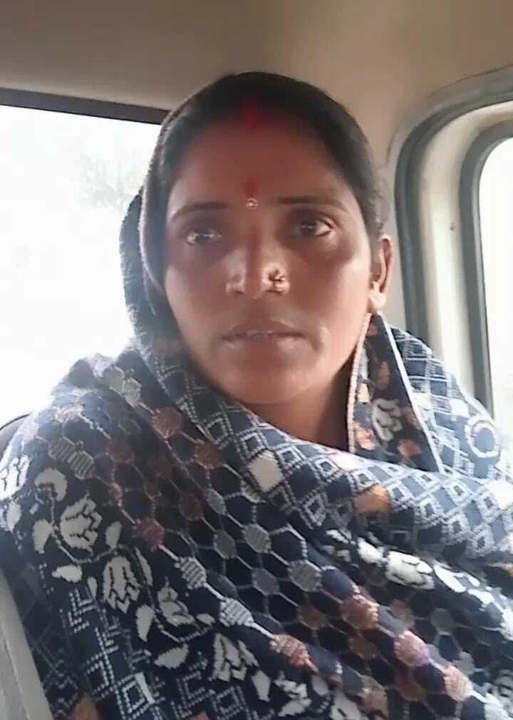 महिला के कान से सोने की बाली छीनी