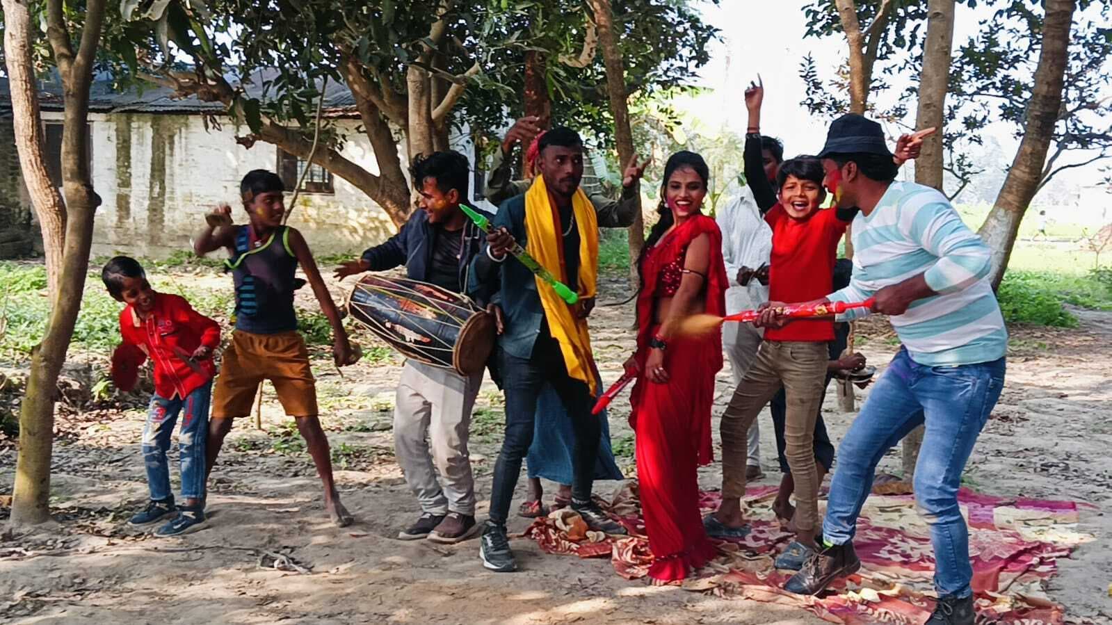 स्थानीय कलाकारों ने होली गीत की शूटिंग पूरी की