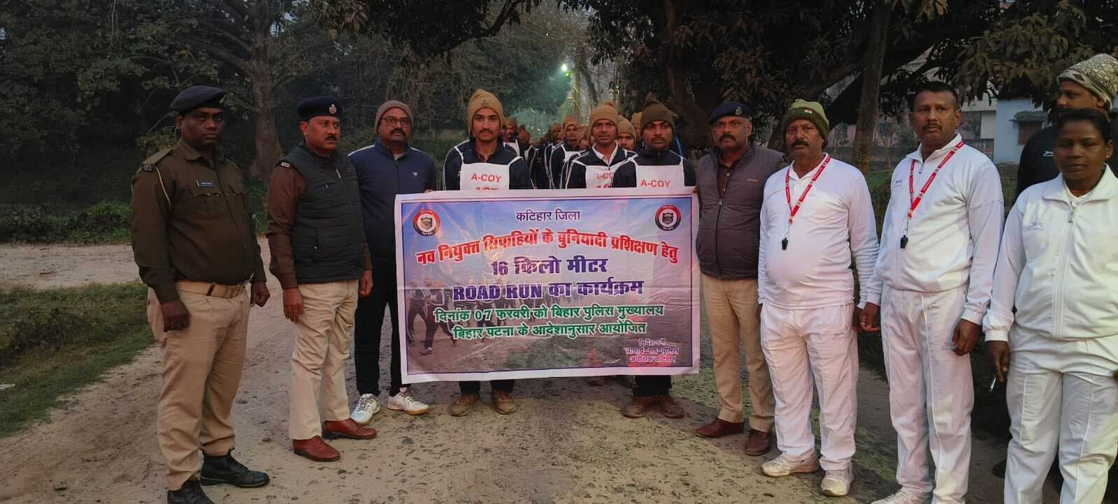 प्रशिक्षु जवानों का 16 किलोमीटर का कराया रोड मार्च